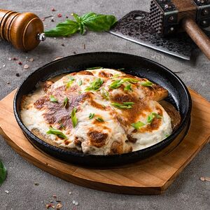 Драники с куриными медальонами и сметанным соусом