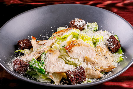 Салат Цезарь с курицей