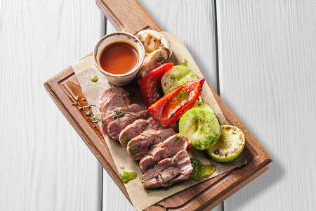 Утиное филе с овощами гриль