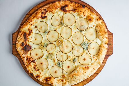 Пицца с горгонзолой и грушей