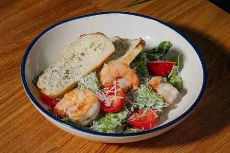 Цезарь с тигровыми креветками