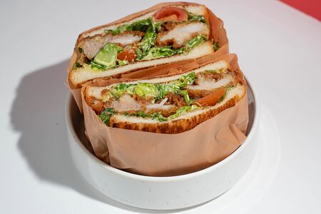 Сэндвич с курицей и соусом песто