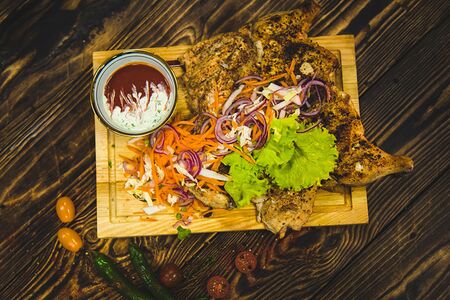 Курица гриль на мангале в лаваше с соусом