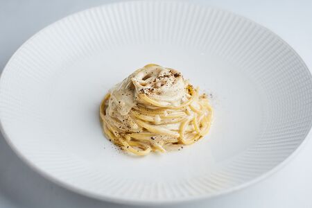Спагетти Cacio e Pepe c Pecorino Romano