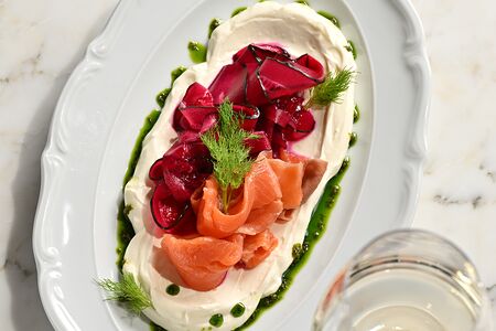 Кижуч, каймак и маринованный огурец