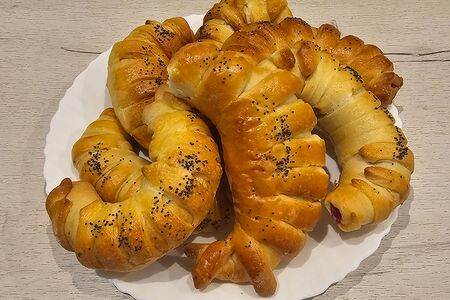 Рогалик с яблоком и вишней