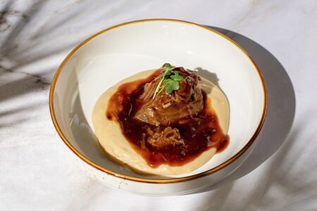 Телячьи щёчки с картофельным пюре