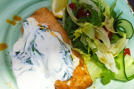 Стейк из сёмги под сливочным соусом со шпинатом