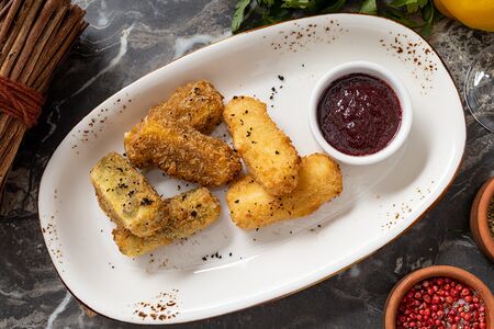 Сулугуни фри с брусничным соусом