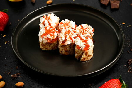 Сладкий ролл клубничный