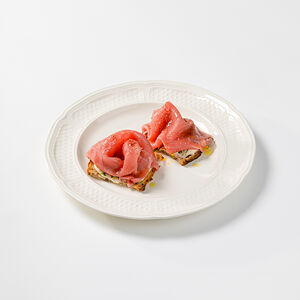 Прошутто из тунца с домашним майонезом, трюфельным маслом и розовым перцем