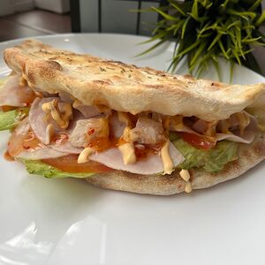 Пита с ветчиной и курицей