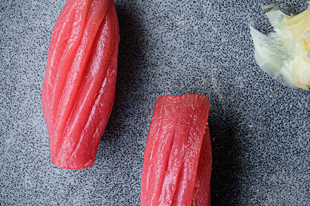 Суши с тунцом