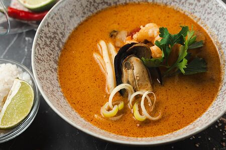Том ям с морепродуктами