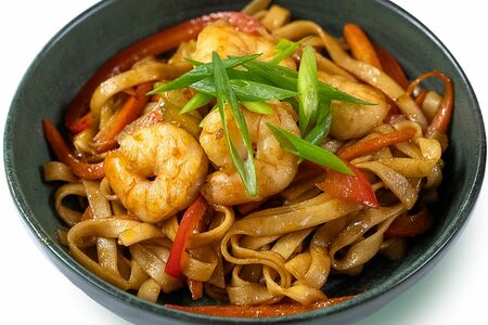 Удон с креветками и овощами