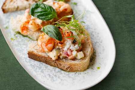 Брускетта с креветкой и овощной сальсой