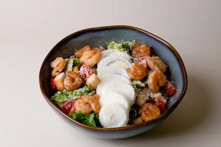 Салат Цезарь с креветками