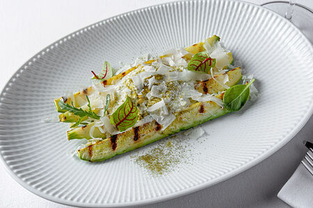 Кабачки на гриле с дзадзыки и сладким горошком