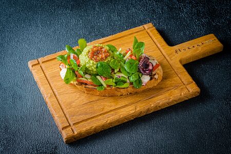 Брускетта с осьминогом