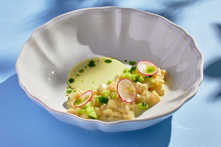 Тартар из гребешка с огуречно-цитрусовым соусом