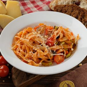 Паста с овощами в томатном соусе