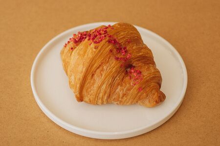 Круассан малина-маскарпоне