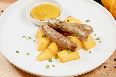 Колбаски из говядины и свинины с картофельными дольками