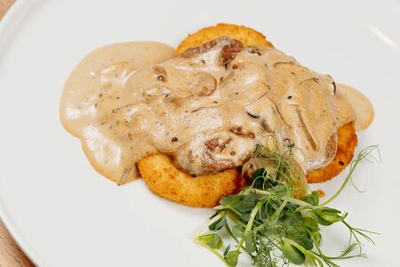 Медальоны из свиной вырезки с картофельными крокетами