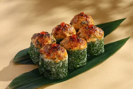 Запеченный ролл с острым копчёным угрем