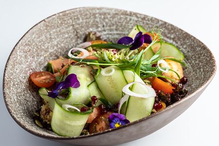 Салат с подкопченным лососем и теплым картофелем