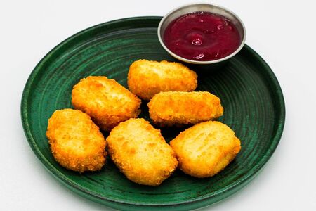 Жареный камамбер с малиновым глинтвейном