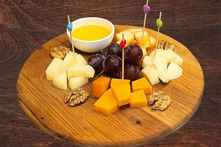 Тарелка фермерских сыров с Вотчины Деда Мороза