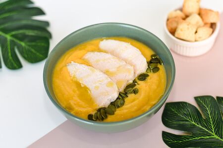 Тыквенный крем-суп с куриной грудкой су-вид