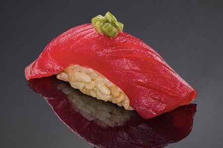 Тунец Еллоуфин с маринованным стеблем васаби
