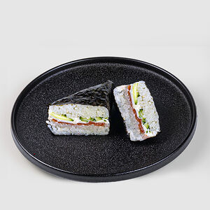 Онигири-сэндвич с лососем