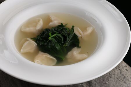 Куриный суп с лапшой и вонтонами