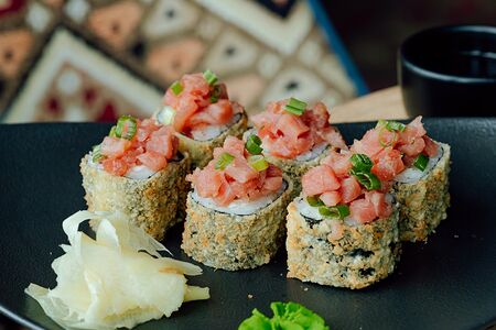 Ролл с тартаром из тунца