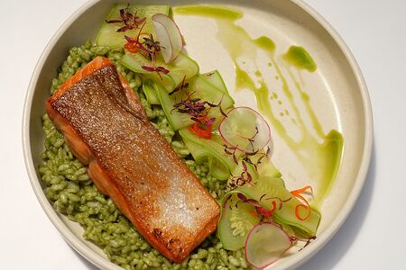 Стейк из форели с зеленым ризотто