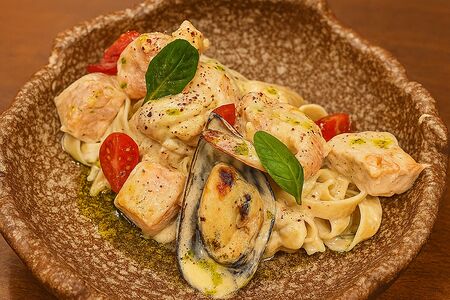 Феттучине с дарами моря и соусом дорблю
