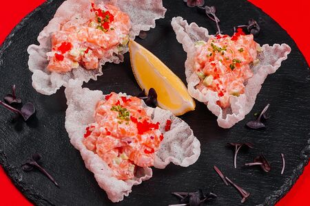 Тартар из лосося в соусе юдзу