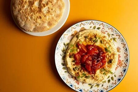 Хумус с карамелизованными томатами