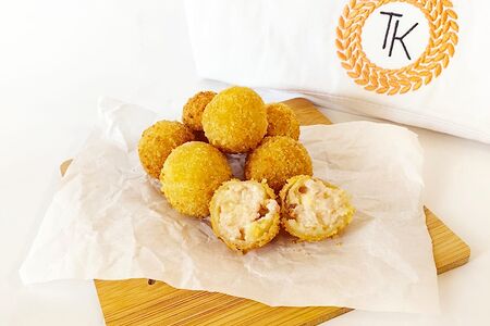 Картофельные шарики с ветчиной и сыром