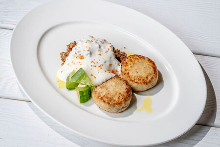 Котлета из курицы с гречкой и муссом из пармезана