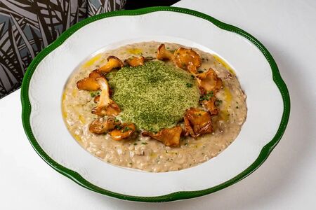 Ризотто с лисичками, скаморцей и муссом из лука-порея