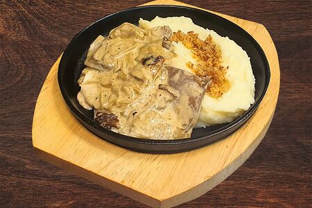 Язык в соусе с белыми грибами и картофельным пюре