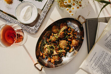 Лисички на сковороде с луком и сметаной