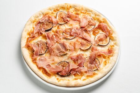 Пицца с пармой и инжиром
