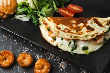 Омлет с креветками и страчателлой