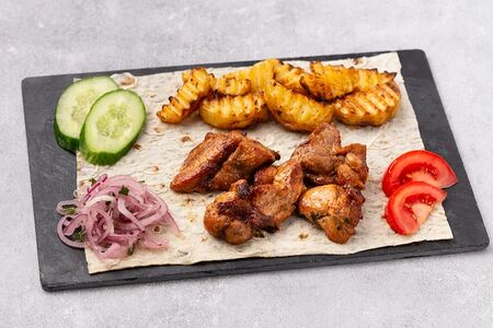 Шашлык из свиной мякоти с картофелем на мангале 