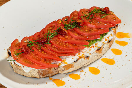 Тост, авокадо, страчателла и томаты